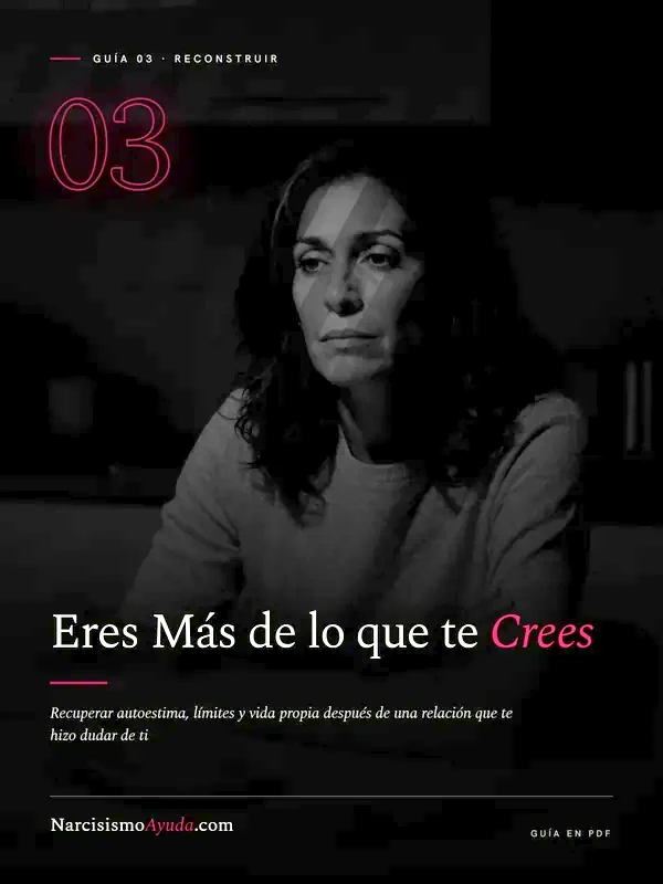 Portada en blanco y negro de «Eres Más de lo que te Crees»: una mujer serena, de brazos cruzados, en una cocina a oscuras, con detalles en rojo